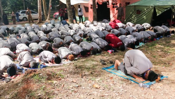 Suasana salat berjamaah siswa SD IT Asiah saat Muharram Camp di Linusa Garden, Minggu 13 Agustus 2023.