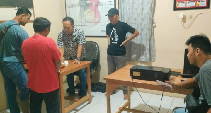 Terduga pelaku HA, usai ditangkap dilakukan pemeriksaan di Polsek Rakumpit.