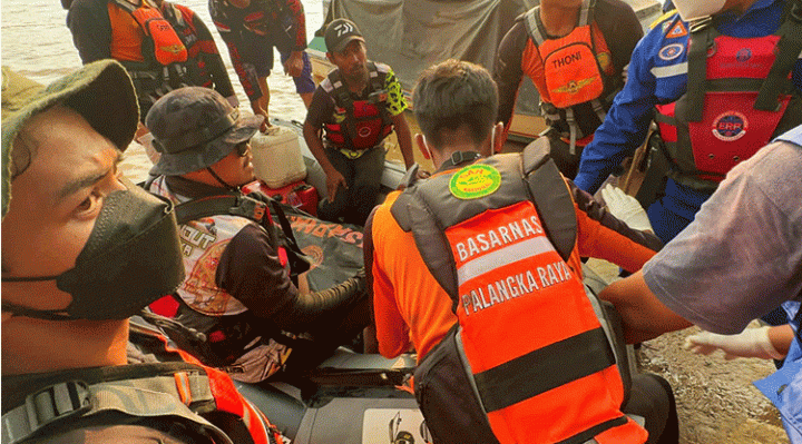 Tim SAR gabungan mengevakuasi jasad remaja 14 tahun.
