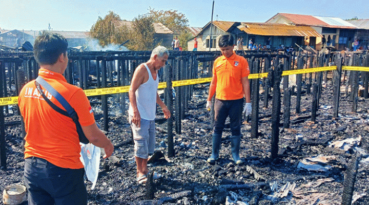 Unit Inafis Polresta Palangka Raya melakukan olah TKP di lokasi kebakaran Flamboyan Bawah.