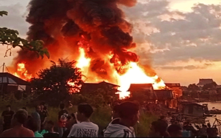 Permukiman Padat Penduduk Flamboyan Bawah Palangka Raya Terbakar