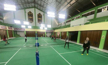 Wakil Bupati Kotim Irawati saat berolahraga bulu tangkis.