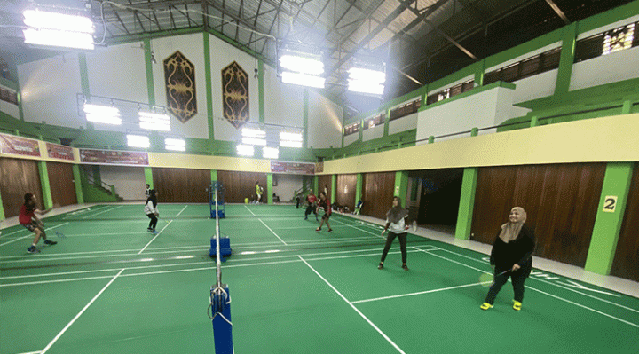 Wakil Bupati Kotim Irawati saat berolahraga bulu tangkis.