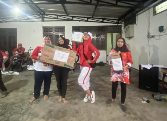 Wakil Bupati Kotim Irawati saat menyerahkan hadiah kepada pemenang lomba balap karung di rumah jabatan wakil bupati, Selasa, 22 Agustus 2023.