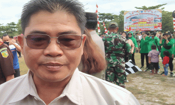 Wakil Ketua I DPRD Kabupaten Katingan Nanang Suriansyah memberikan keterangan pers kepada awak media disela menyaksikan lomba tarik truk militer di Lapangan Sport Center Kasongan, Selasa, 15 Agustus 2023.
