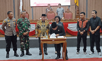 Wakil Ketua I DPRD Kotim, H Rudianur menandatangani nota kesepahaman perubahan KUA PPAS 2023, Selasa, 29 Agustus 2023.