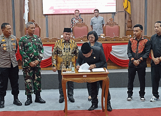Wakil Ketua I DPRD Kotim, H Rudianur menandatangani nota kesepahaman perubahan KUA PPAS 2023, Selasa, 29 Agustus 2023.