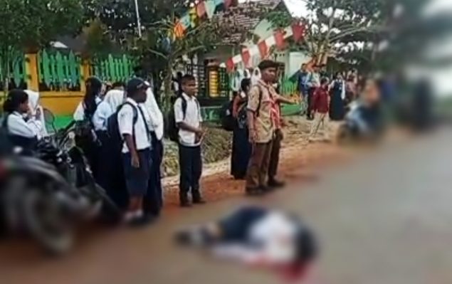 pelajar di Parenggean meninggal di tempat, setelah diduga terlintas mobil truk tangki BBM, Selasa siang, 22 Agustus 2023.