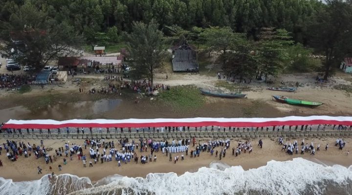 pembentangan bendera merah putih sepanjang 78 meter dibentangkan sepanjang 78 meter di Pantai Ujung Pandaran, Kamis, 17 Agustus 2023.