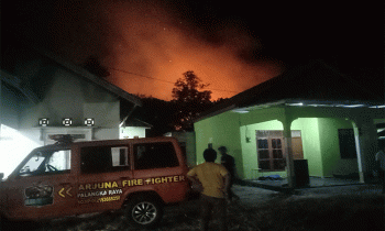 Api membakar lahan kosong tepat dibelakang pemukiman padat penduduk.