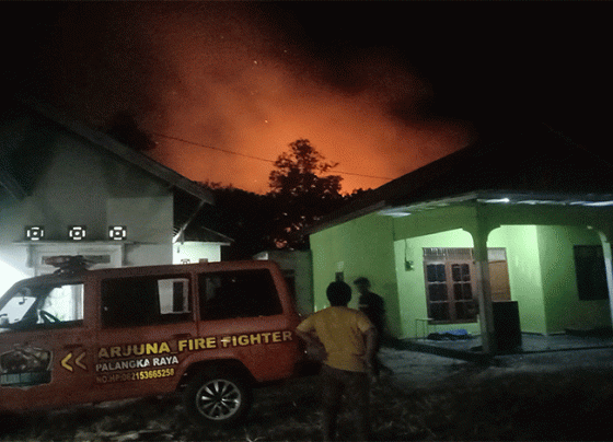 Api membakar lahan kosong tepat dibelakang pemukiman padat penduduk.