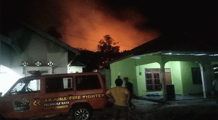 Api membakar lahan kosong tepat dibelakang pemukiman padat penduduk.