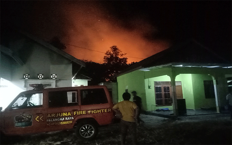 Lahan Kosong di Pemukiman Padat Jalan Surung Palangka Raya Terbakar, Warga Panik