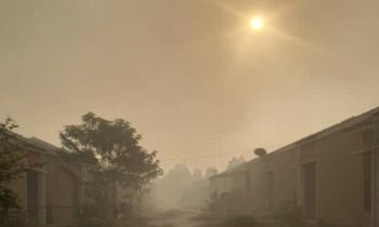 Asap karhutla yang mengepung komplek perumahan di Jalan Pramuka Sampit, Minggu, 3 September 2023.