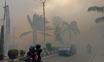 Asap tebal kebakaran lahan hebat di dekat Aquarius Boutique Hotel Sampit, Jalan Jenderal Sudirman KM 3, Sabtu 9 September 2023.