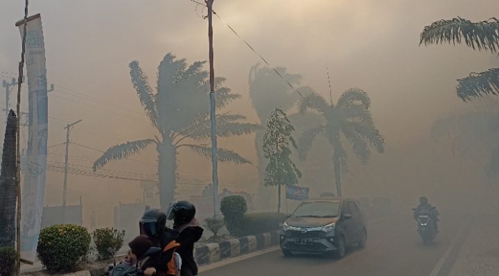 Asap tebal kebakaran lahan hebat di dekat Aquarius Boutique Hotel Sampit, Jalan Jenderal Sudirman KM 3, Sabtu 9 September 2023.