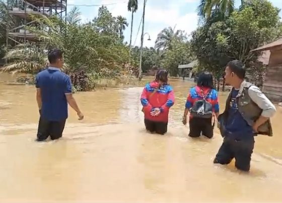 Banjir di Kecamatan Tualan, Kabupaten Kotawaringin Timur, mencapai paha orang dewasa, Kamis, 22 September 2023.