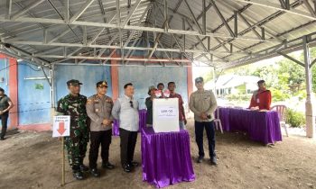 Bupati Kotim Halikinnor, Danramil, Kapolsek dan Camat MB Ketapang  saat berfoto bersama dengan warga sebelum pencoblosan, Sabtu, 23 September 2023.