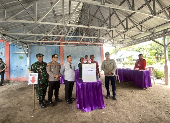 Bupati Kotim Halikinnor, Danramil, Kapolsek dan Camat MB Ketapang  saat berfoto bersama dengan warga sebelum pencoblosan, Sabtu, 23 September 2023.