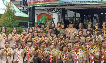 Bupati Kotim Halikinnor berfoto bersama Anggota Pramuka Kwarcab Kotim, Jumat 22 September 2023.