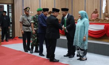 Bupati Kotim Halikinnor di dampingi berjabat tangan dengan Marudin yang baru saja diangkat menjadi PAW anggota DPRD Kotim, Senin, 11 September 2023.