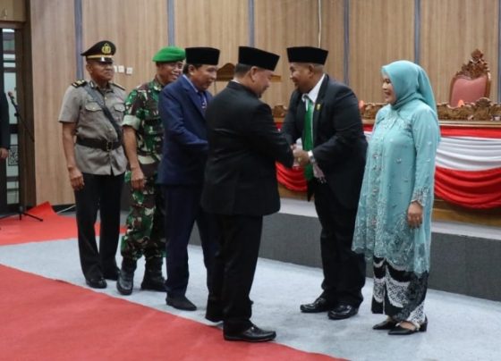 Bupati Kotim Halikinnor di dampingi berjabat tangan dengan Marudin yang baru saja diangkat menjadi PAW anggota DPRD Kotim, Senin, 11 September 2023.