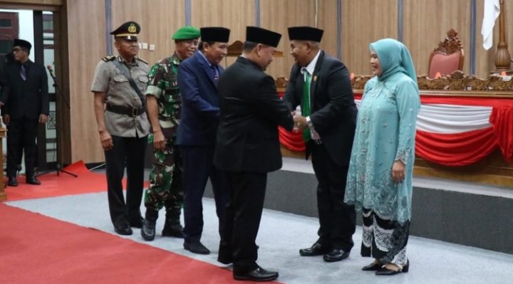 Bupati Kotim Halikinnor di dampingi berjabat tangan dengan Marudin yang baru saja diangkat menjadi PAW anggota DPRD Kotim, Senin, 11 September 2023.