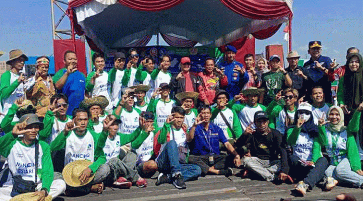 Bupati Kotim Halikinnor foto bersama pada acara mancing lestari di Kelurahan Mentaya Seberang, Kecamatan Seranau, Minggu, 3 September 2023.