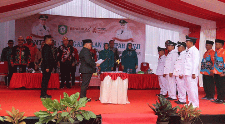 Bupati Kotim Halikinnor melantik empat orang penjabat, yang digelar di Kecamatan Perenggean , Kamis, 14 September 2023.