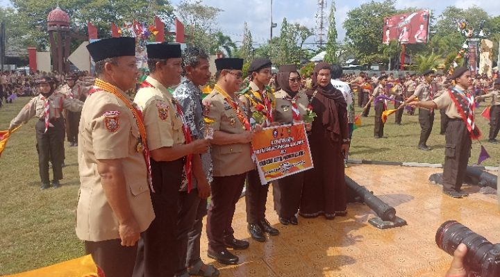 Bupati Kotim, Halikinnor melepas keberangkatan siswa SMKN 3 Sampit ke Raimuna Internasional di Pahang, Malaysia, Jumat 22 September 2023
