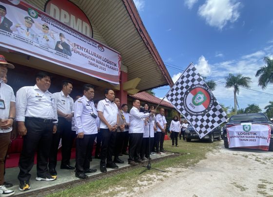 Bupati Kotim Halikinnor melepas penyaluran logistik Pilkades, Rabu, 20 September 2023