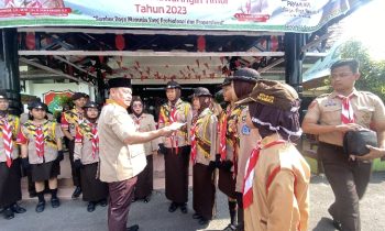 Bupati Kotim Halikinnor memberikan bonus berupa uang tunai kepada petugas Upacara Peringatan Hari Pramuka ke 62 Kotim, Jumat, 22 September 2023.