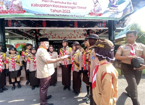 Bupati Kotim Halikinnor memberikan bonus berupa uang tunai kepada petugas Upacara Peringatan Hari Pramuka ke 62 Kotim, Jumat, 22 September 2023.