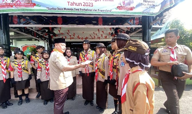 Bupati Kotim Halikinnor memberikan bonus berupa uang tunai kepada petugas Upacara Peringatan Hari Pramuka ke 62 Kotim, Jumat, 22 September 2023.