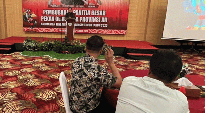 Bupati Kotim Halikinnor memberikan sambutan pada rapat pembubaran panitia besar Porprov XII Kalteng.