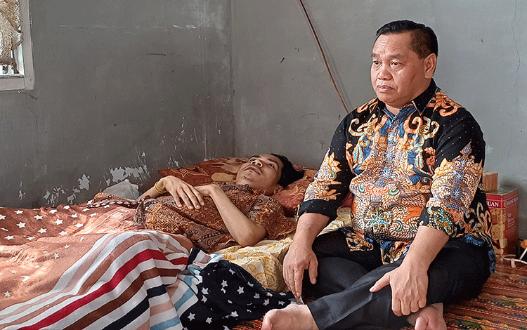 Tinggal di Rumah Lapuk, Pria Lumpuh inipun Akhirnya Dapat Uluran Tangan Halikinnor