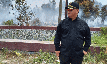 Bupati Kotim Halikinnor meninjau lokasi kebakaran lahan di Jalan Pramuka, Sampit, Selasa, 5 September 2023.