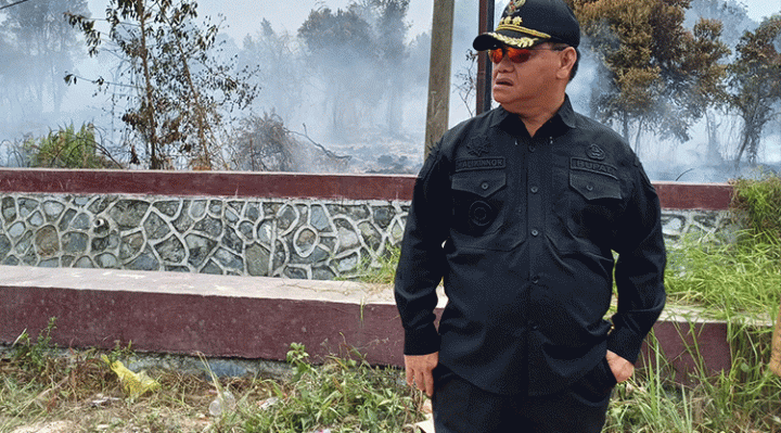Bupati Kotim Halikinnor meninjau lokasi kebakaran lahan di Jalan Pramuka, Sampit, Selasa, 5 September 2023.