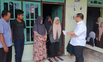 Bupati Kotim, Halikinnor menyerahkan bantuan kepada dua anak putus sekolah di Jalan Water Condrat, Sampit, Rabu 13 September 2023.