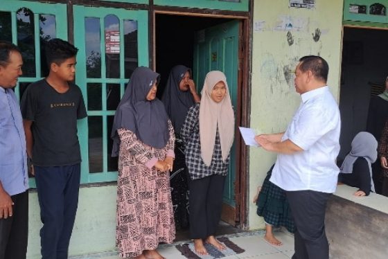 Bupati Kotim, Halikinnor menyerahkan bantuan kepada dua anak putus sekolah di Jalan Water Condrat, Sampit, Rabu 13 September 2023.