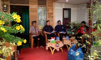 Bupati Kotim Halikinnor saat berbincang dengan warga penerima bantuan perbaikan rumah, Jumat, 15 September 2023.