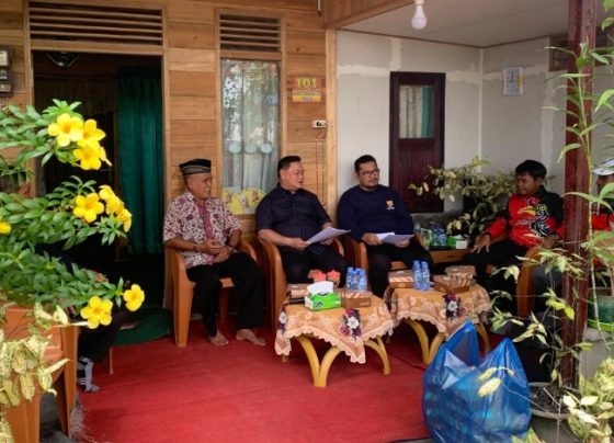 Bupati Kotim Halikinnor saat berbincang dengan warga penerima bantuan perbaikan rumah, Jumat, 15 September 2023.