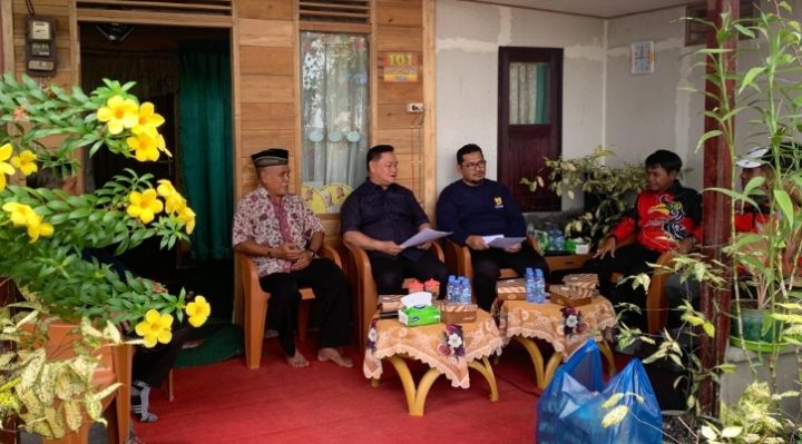 Bupati Kotim Halikinnor saat berbincang dengan warga penerima bantuan perbaikan rumah, Jumat, 15 September 2023.