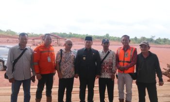 Bupati Kotim Halikinnor saat berfoto bersama dengan panitia di arena MTQ ke 54 di Kecamatan Parenggean, Kamis, 14 September 2023.