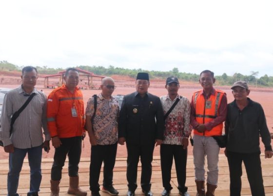 Bupati Kotim Halikinnor saat berfoto bersama dengan panitia di arena MTQ ke 54 di Kecamatan Parenggean, Kamis, 14 September 2023.