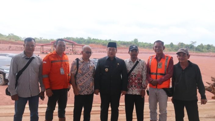 Bupati Kotim Halikinnor saat berfoto bersama dengan panitia di arena MTQ ke 54 di Kecamatan Parenggean, Kamis, 14 September 2023.