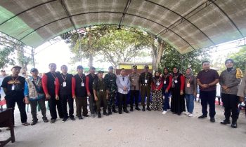 Bupati Kotim Halikinnor saat berfoto bersama dengan para petugas pemungutan suara Pilkades Eka Bahurui Kecamatan MB Ketapang.