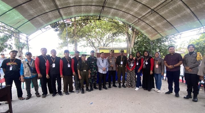 Bupati Kotim Halikinnor saat berfoto bersama dengan para petugas pemungutan suara Pilkades Eka Bahurui Kecamatan MB Ketapang.