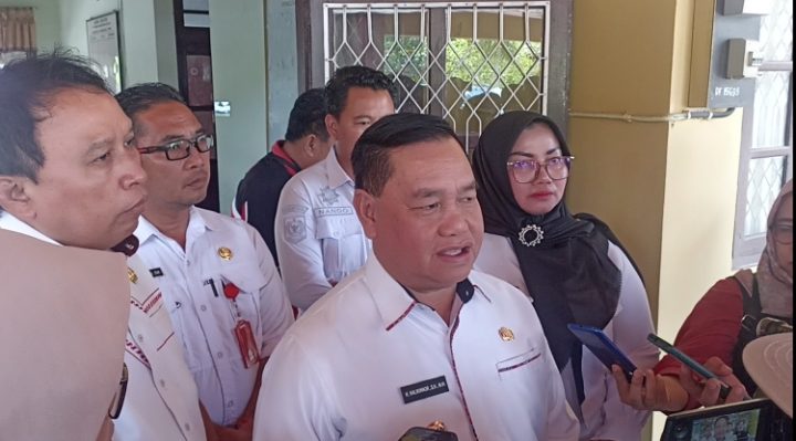 Bupati Kotim Halikinnor saat diwawancara wartawan.