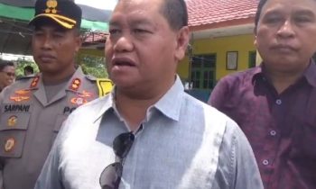Bupati Kotim, Halikinnor saat diwawancarai awak media di salah satu TPS Pilkades di Kotim, Sabtu 23 September 2023